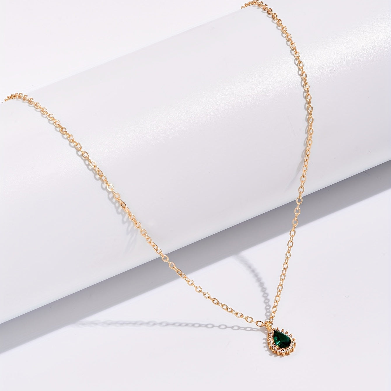 A Delicate Green Water Drop Synthetic Zirconia Inlaid Necklace, A Golden Female Fashion Accessory Gift.