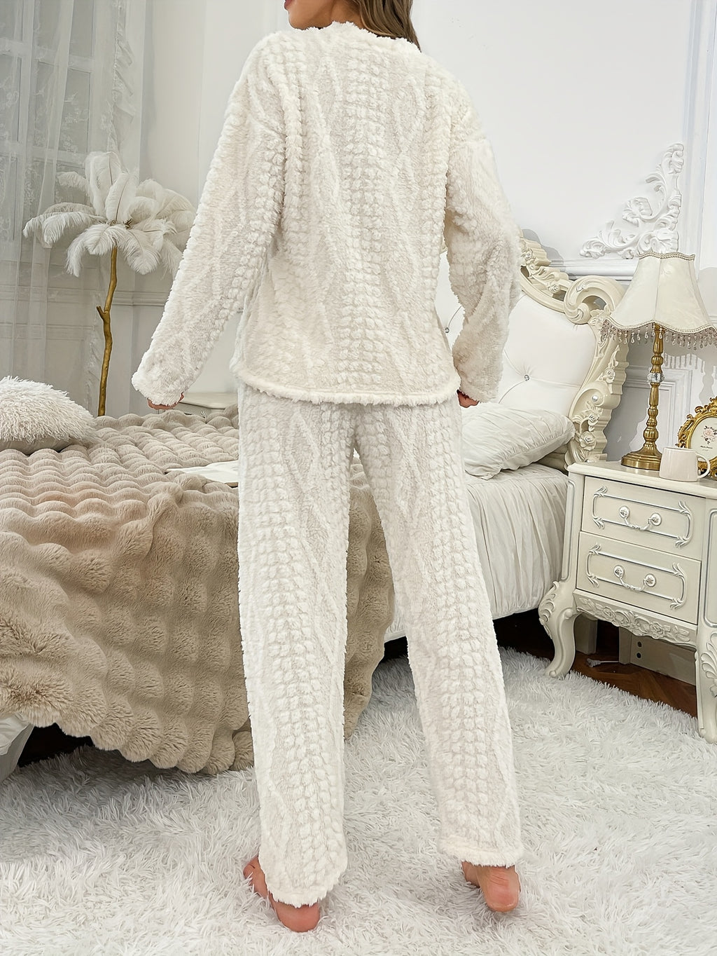 Autumn/Winter Plush  Set for Women - Thickened Coral Long Sleeve Top and Pants with Round Neck, Embroidered Jacquard Bear Design, Cute Casual Cartoon Warm Set, Comfortable