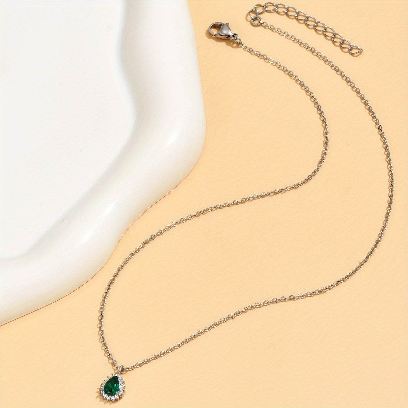 A Delicate Green Water Drop Synthetic Zirconia Inlaid Necklace, A Golden Female Fashion Accessory Gift.