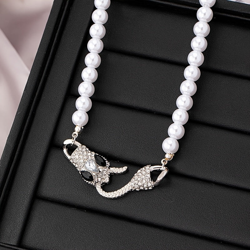 A Stylish And Unique Necklace Featuring a And Snake Head Design, Perfect for a Luxurious Vacation Party Or Banquet.
