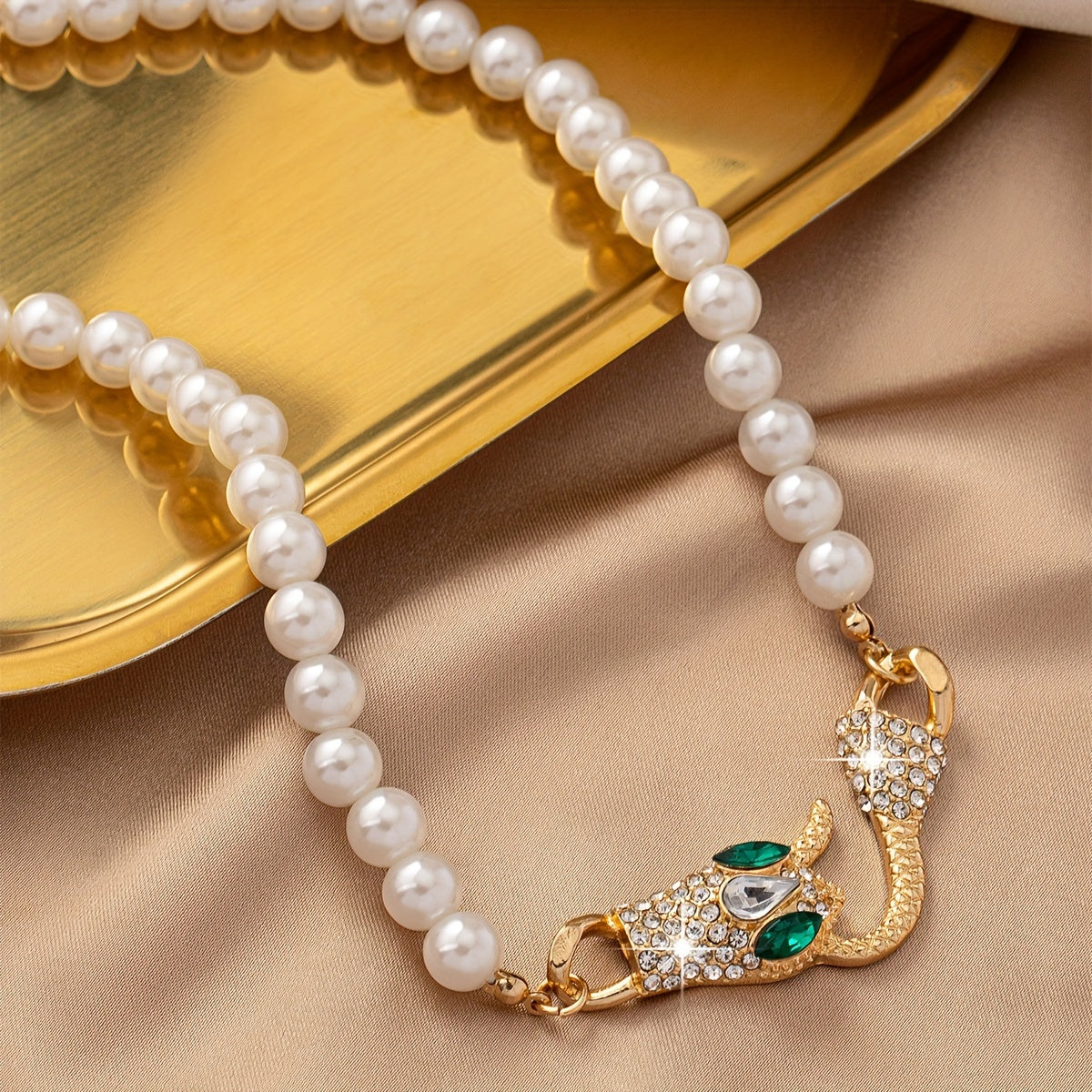 A Stylish And Unique Necklace Featuring a And Snake Head Design, Perfect for a Luxurious Vacation Party Or Banquet.