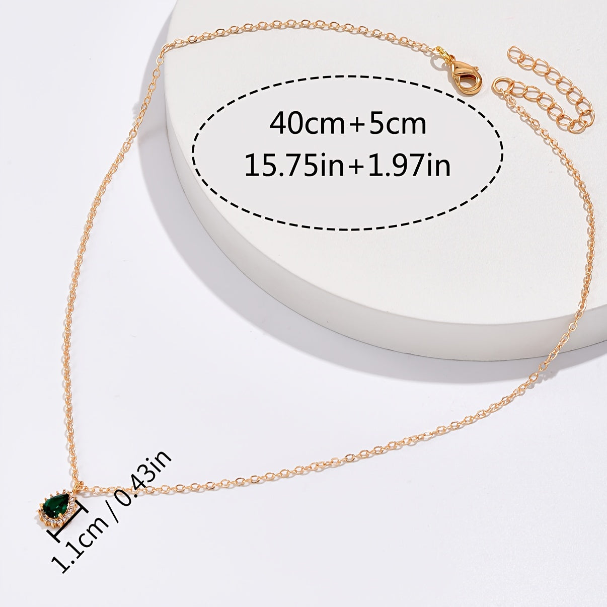 A Delicate Green Water Drop Synthetic Zirconia Inlaid Necklace, A Golden Female Fashion Accessory Gift.