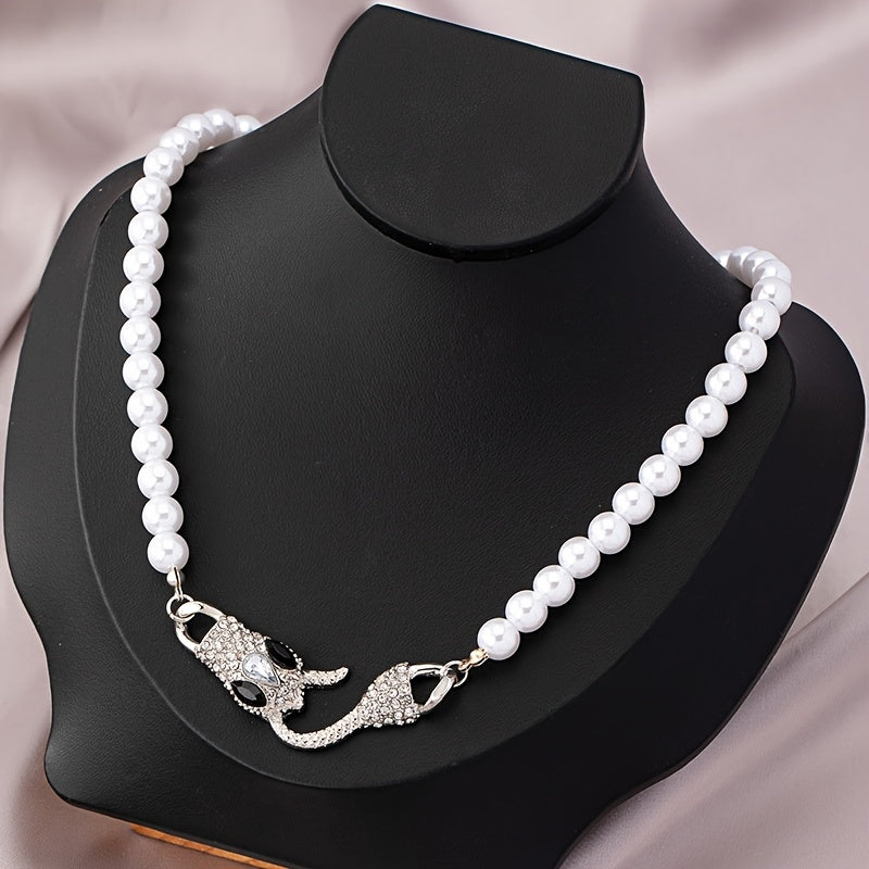 A Stylish And Unique Necklace Featuring a And Snake Head Design, Perfect for a Luxurious Vacation Party Or Banquet.